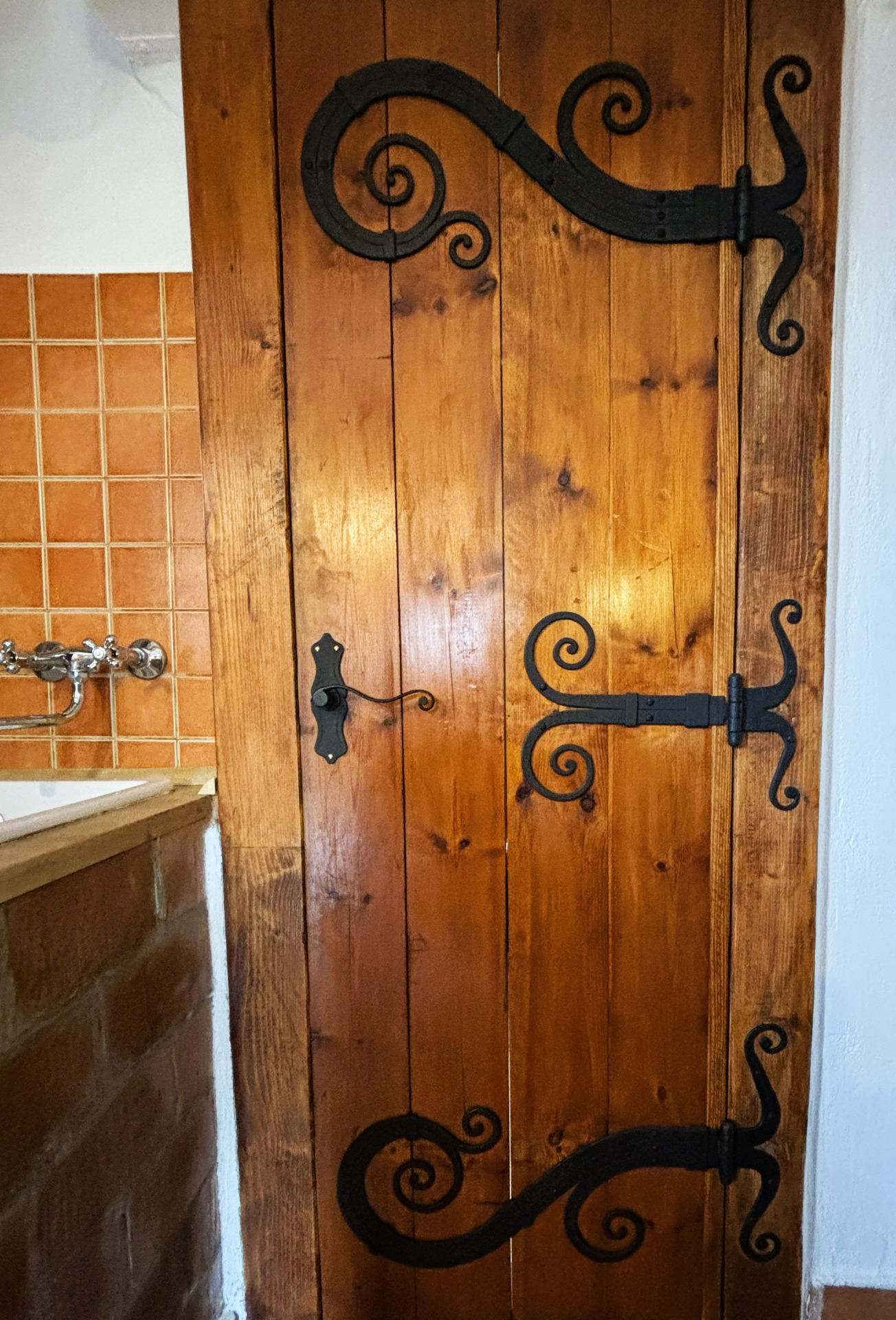 Finálny produkt - kovanie dverí - ktorý bude krášliť vidiecky dom. Lebo v detailoch je ukryté tajomstvo.